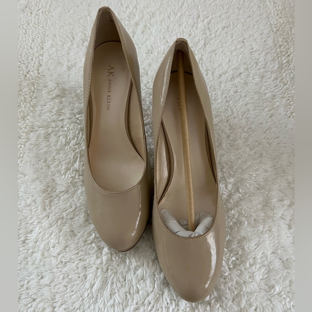 NWT ANNE KLEIN AKWYSTERE Natural Color Pump Size 7